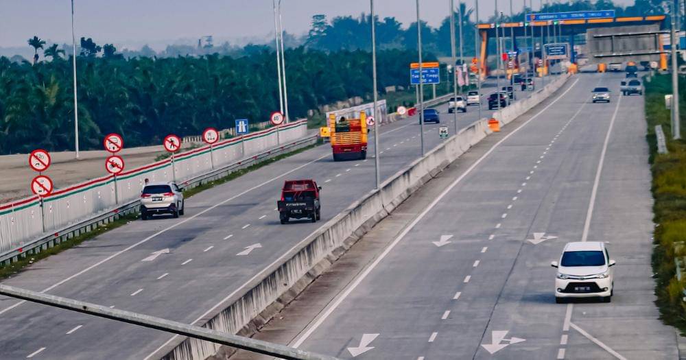 Unsplash/Jalal Kelinkhttps://unsplash.com/photos/white-and-black-bus-on-road-during-daytime-KFWTBQW9cus